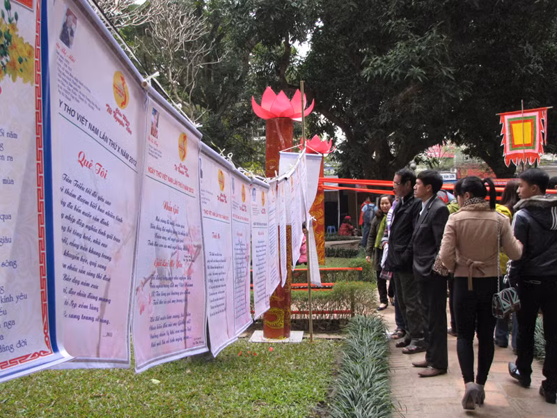 Đọc thơ tại Văn Miếu ngày 4-2-2012. Ảnh: Trường Phong