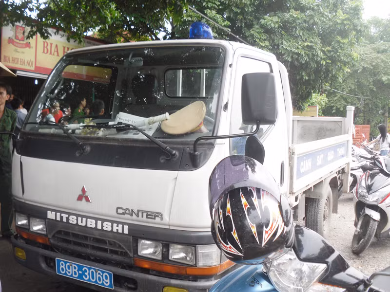 Xe của ba đồng chí CSGT bị người dân bao vây. Xe của ba đồng chí CSGT bị người dân bao vây