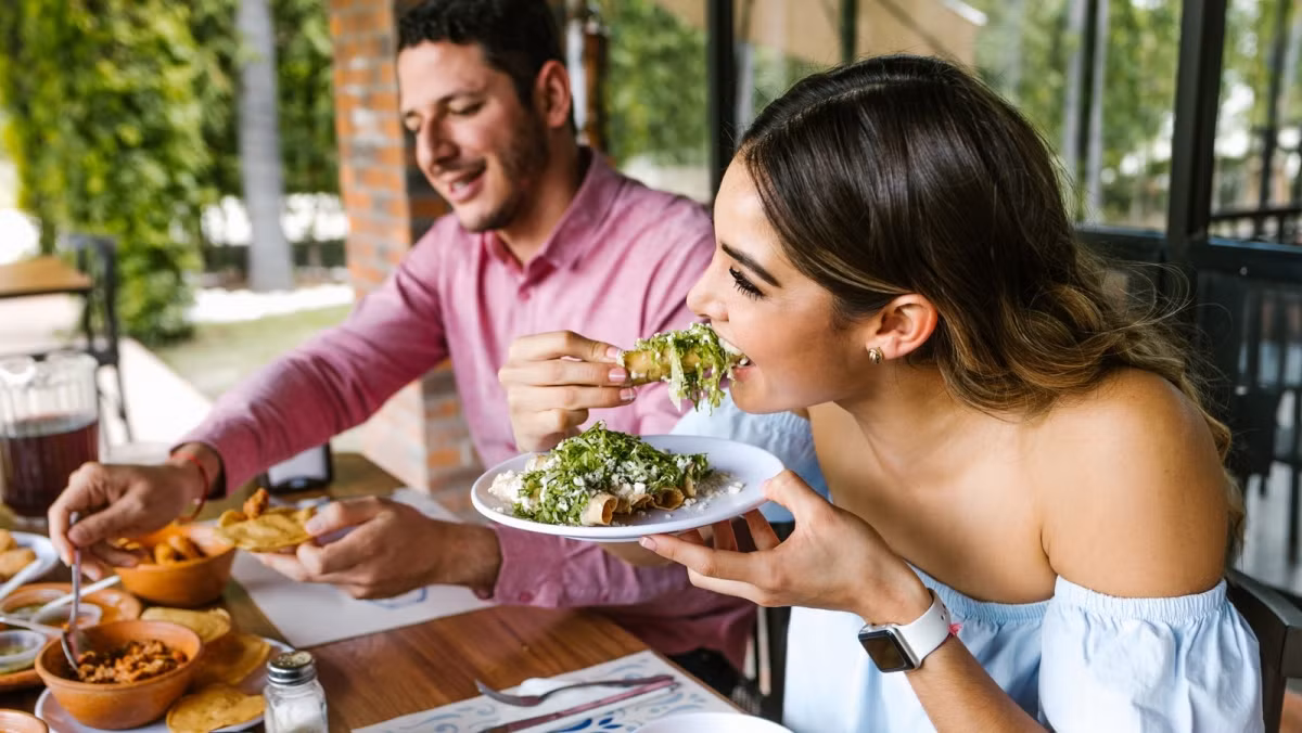 Các chuyên gia khuyên bạn nên tự nấu ăn tại nhà để kiểm soát nguyên liệu và chủ động trong việc lựa chọn khẩu phần ăn phù hợp. Các chuyên gia khuyên bạn nên tự nấu ăn tại nhà để kiểm soát nguyên liệu và chủ động trong việc lựa chọn khẩu phần ăn phù hợp.