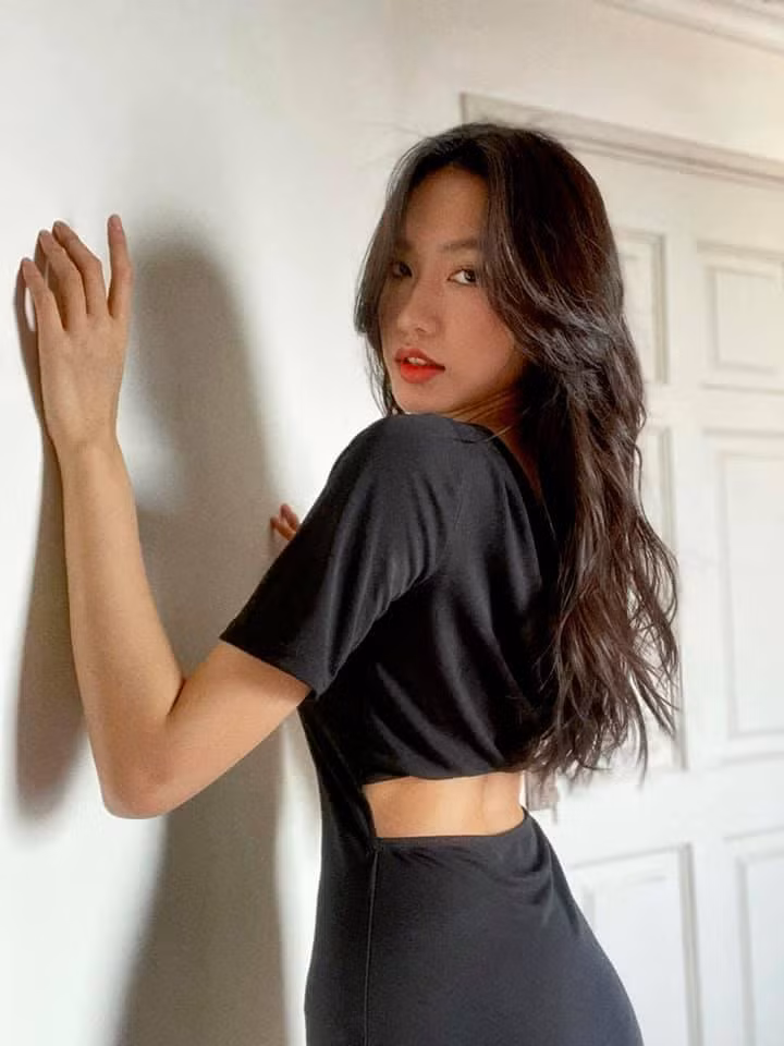 Bộ váy với thiết kế cắt xẻ lạ mắt giúp người đẹp khoe trọn tấm lưng trần quyến rũ.