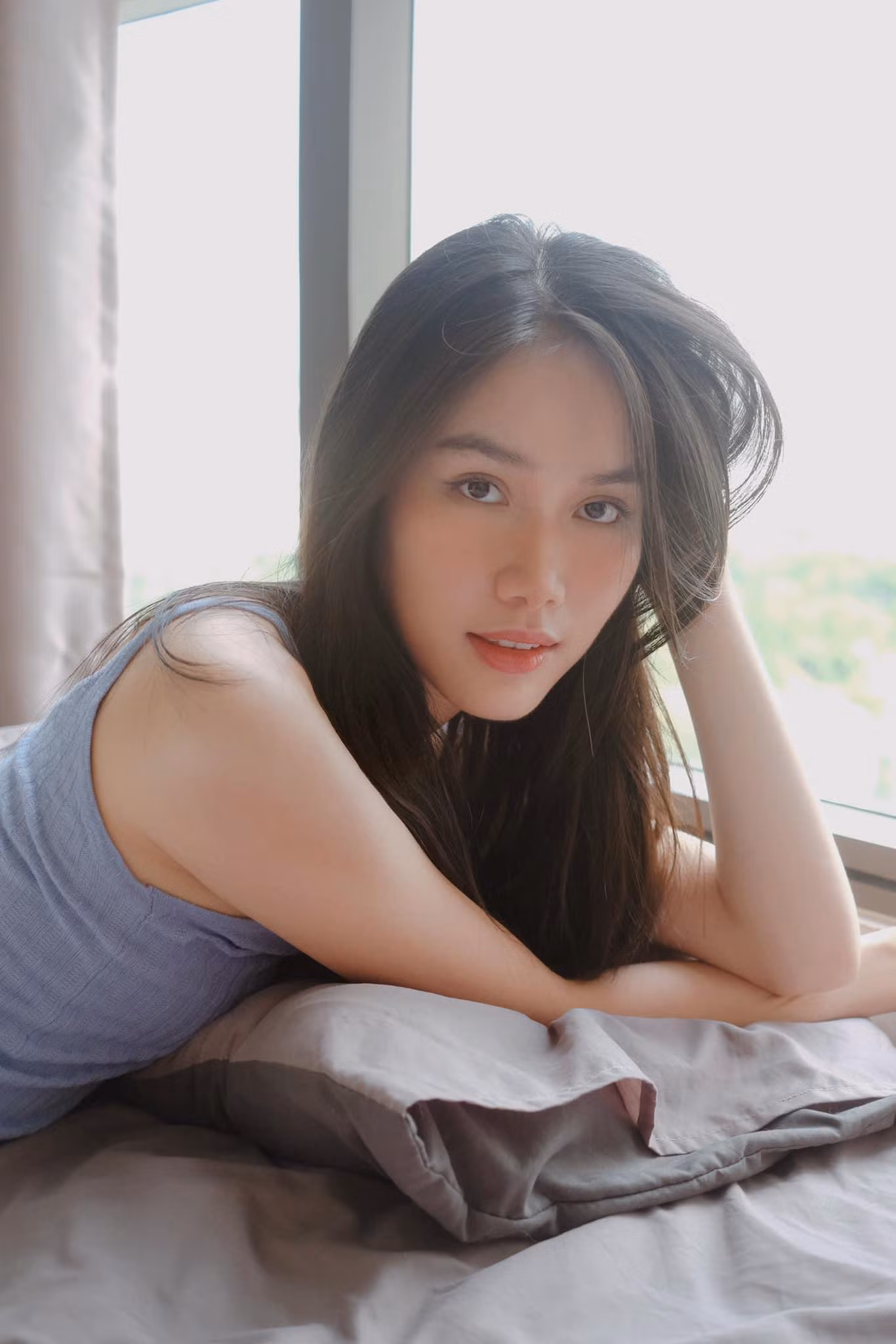 Á hậu Phương Anh đẹp trong trẻo, mơ màng tựa nàng thơ sớm mai.