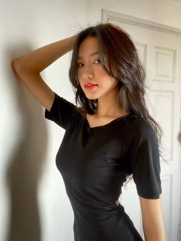 Người đẹp tài năng Doãn Hải My diện váy đen giản dị vẫn toát lên thần thái cực kỳ xinh đẹp, quyến rũ.
