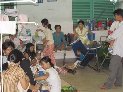 Nằm ngồi ngổn ngang ở hành lang khoa Hô hấp BV Nhi đồng 2 và bên trong phòng bệnh vì quá tải Ảnh: L.N
