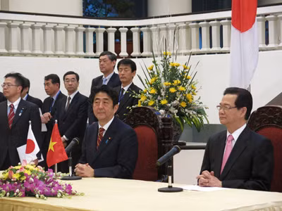 Thủ tướng Nguyễn Tấn Dũng và Thủ tướng Nhật Bản Shinzo Abe trong buổi họp báo chiều 16-1. Ảnh: Phương Anh