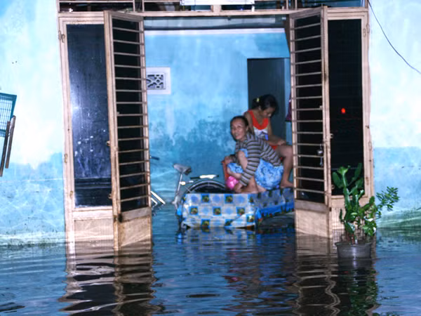 Người dân phải ngồi trên bàn (Đà Nẵng). Ảnh: Nguyễn Huy. Người dân phải ngồi trên bàn (Đà Nẵng). Ảnh: Nguyễn Huy