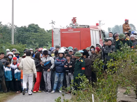 Hàng trăm người dân hiếu kì đứng xem.