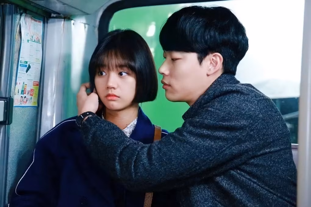 Nảy sinh tình cảm khi tham gia phim "Reply 1988", cặp đôi chính thức công khai tình cảm vào tháng 3/2016 và nhận được sự ủng hộ lớn của người hâm mộ (Ảnh: tvN). Nảy sinh tình cảm khi tham gia phim "Reply 1988", cặp đôi chính thức công khai tình cảm vào tháng 3/2016 và nhận được sự ủng hộ lớn của người hâm mộ (Ảnh: tvN).