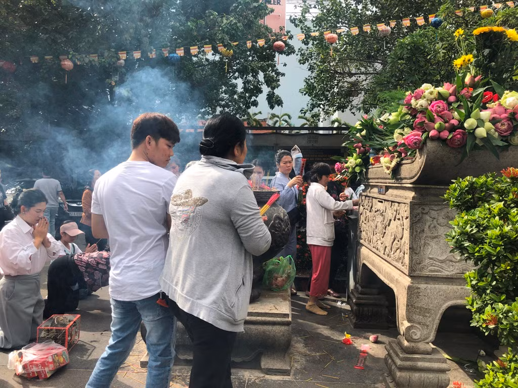 Chim phóng sinh đội giá cao ngất, thả chỉ đi bộ lảo đảo như say rượu ảnh 4