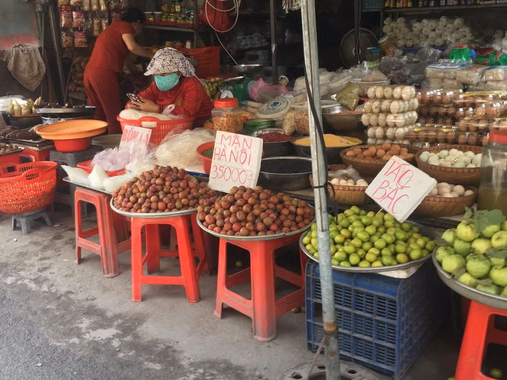 Mận hậu giá rẻ bán ngập chợ Sài Gòn ảnh 5