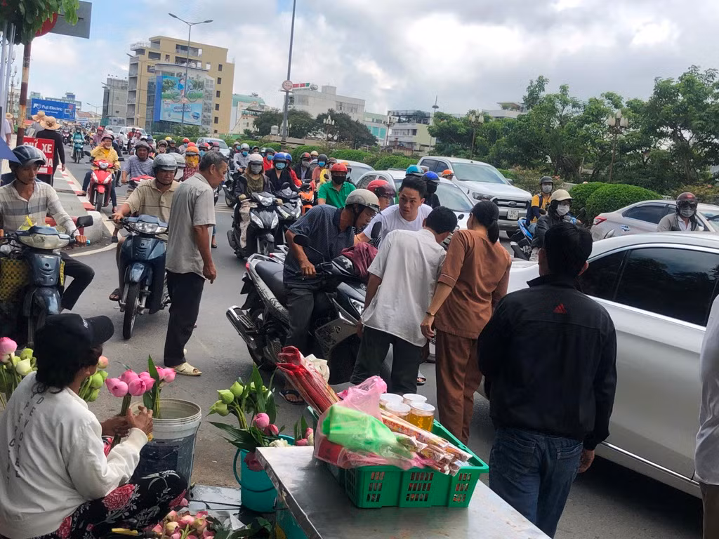 Chim phóng sinh đội giá cao ngất, thả chỉ đi bộ lảo đảo như say rượu ảnh 3