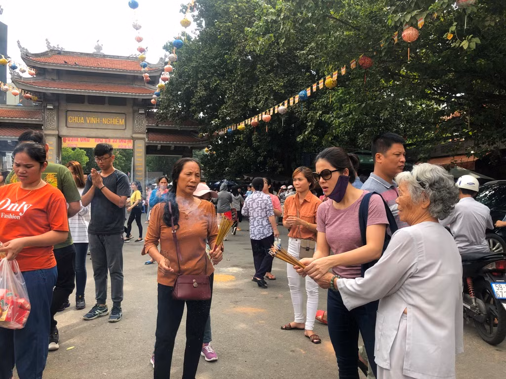 Chim phóng sinh đội giá cao ngất, thả chỉ đi bộ lảo đảo như say rượu ảnh 1