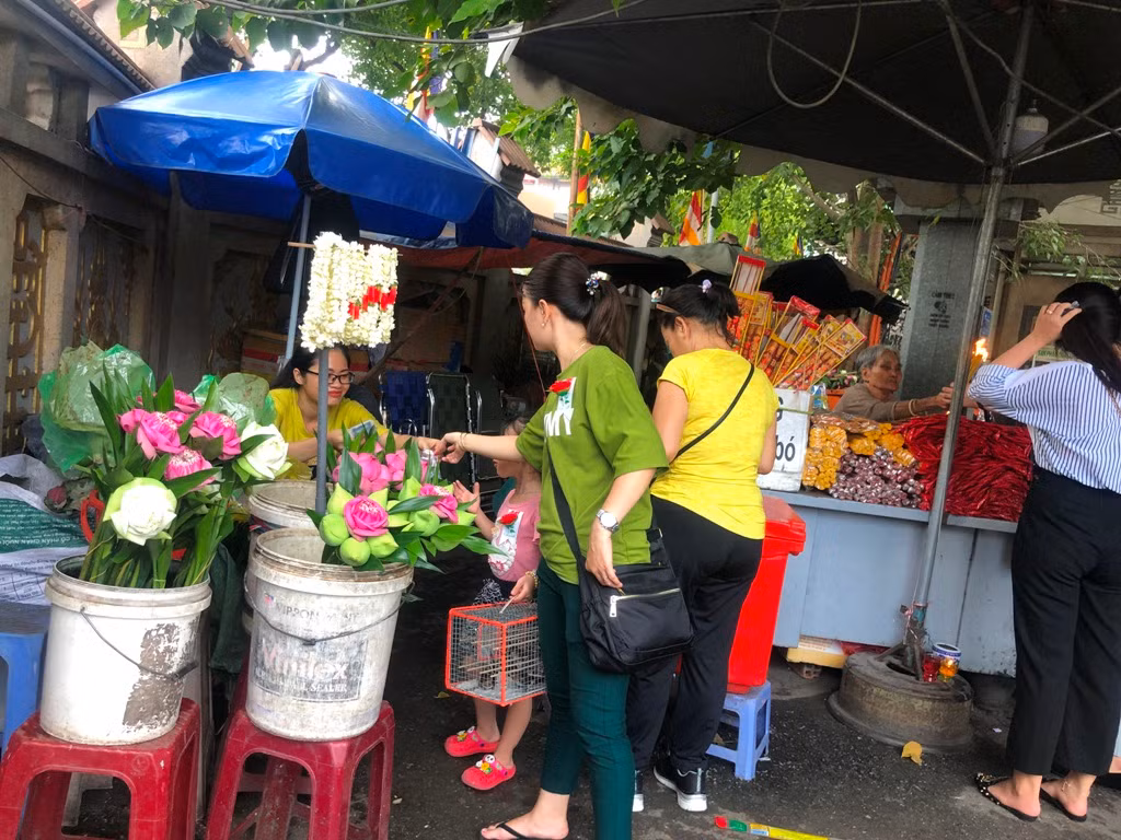 Chim phóng sinh đội giá cao ngất, thả chỉ đi bộ lảo đảo như say rượu ảnh 6