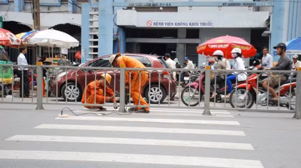 Dải phân cách được lắp cắt ngang làn đường dành cho người đi bộ trước cổng Bệnh viện Chấn thương chỉnh hình TP.HCM. Ảnh: Mậu Trường