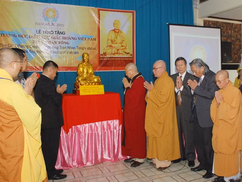 Đoàn đại biểu Việt Nam ( bên phải) trao tặng tượng Phật Hoàng Trần Nhân Tông cho trung tâm Phật giáo Thái Lan (bên trái)