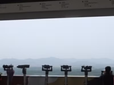 Tại khu vực sát bờ sông Imjingang, nơi gần nhất có thể nhìn bằng mắt thường sang khu vực bên kia biên giới. Bằng cách ống nhòm cỡ lớn, có thể nhìn thấy làng Hòa Bình của CHDCND Triều Tiên và khu công nghiệp Geaseong