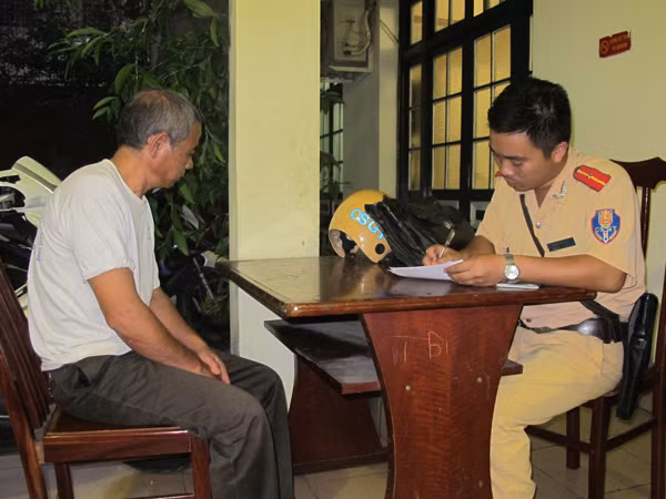 Cơ quan chức năng lấy lời khai của Lê Đình Thơi 