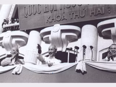 Hồ Chủ tịch, Phỉ Chủ tịch Tĩn Đức Thắng vđ Chủ tịch Quốc hội Trường Chinh trong cuộc mt tinh chđo mừng thđnh cĩng cuộc bầu cử Quốc hội khỉa II tại quảng trường Nhđ ht Lớn Hđ Nội