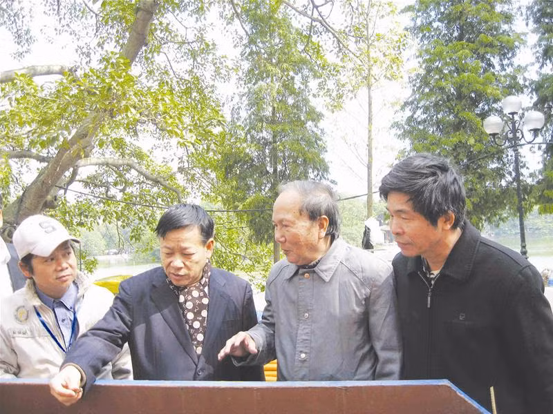 PGS.TS Hà Đình Đức (thứ hai, bên phải) cùng các quan chức UBND TP Hà Nội bên Hồ Gươm