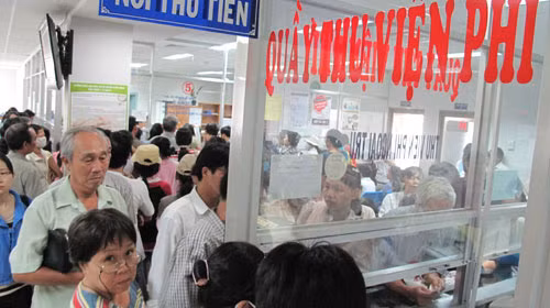 Bênh nhân và thân nhân chờ đóng viện phí ở Bệnh viện Nhân dân Gia Định, TP.HCM. Ảnh: T.Đạm (Tuổi Trẻ)