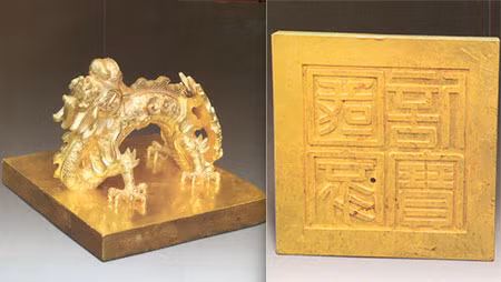 Mặt trên và mặt dưới của Ấn Quốc gia tín bảo bằng vàng, đúc năm Gia Long, cao 9,50 cm, cạnh 10,70 x 10,70 cm, dày 1,65 cm - một báu vật triều Nguyễn