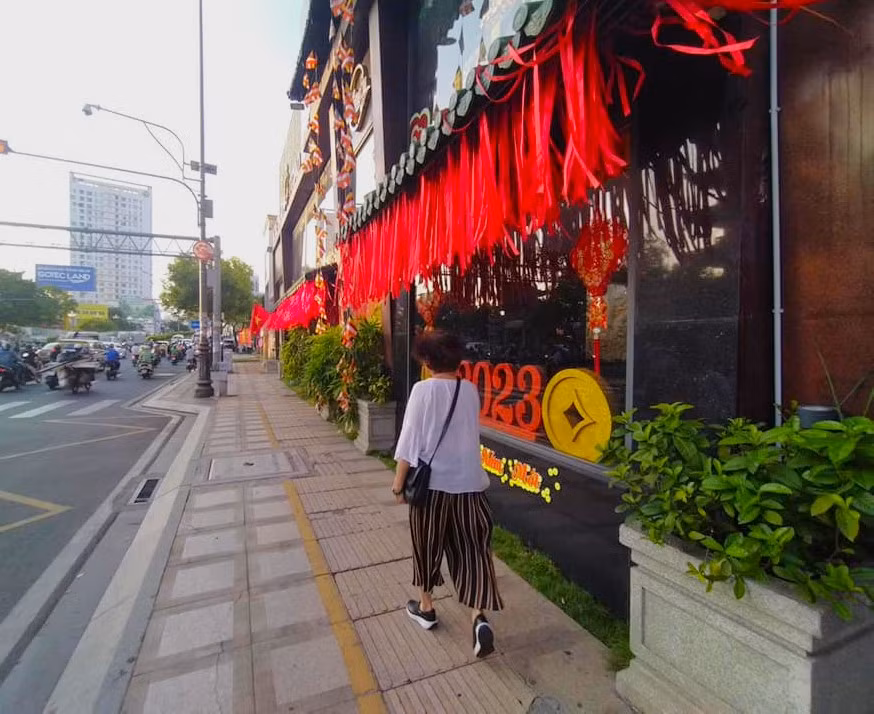 Tại TPHCM và nhiều thành phố lớn, ngày càng khó tìm những con đường có vỉa hè thông thoáng, người đi bộ có thể thảnh thơi, yên tâm rảo bước bên dòng người và xe cộ vội vã.