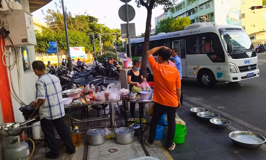 Một bữa lẩu đầu năm rộn ràng được chuẩn bị ngay trên hè phố đường Nam Kỳ Khởi Nghĩa, quận 3.