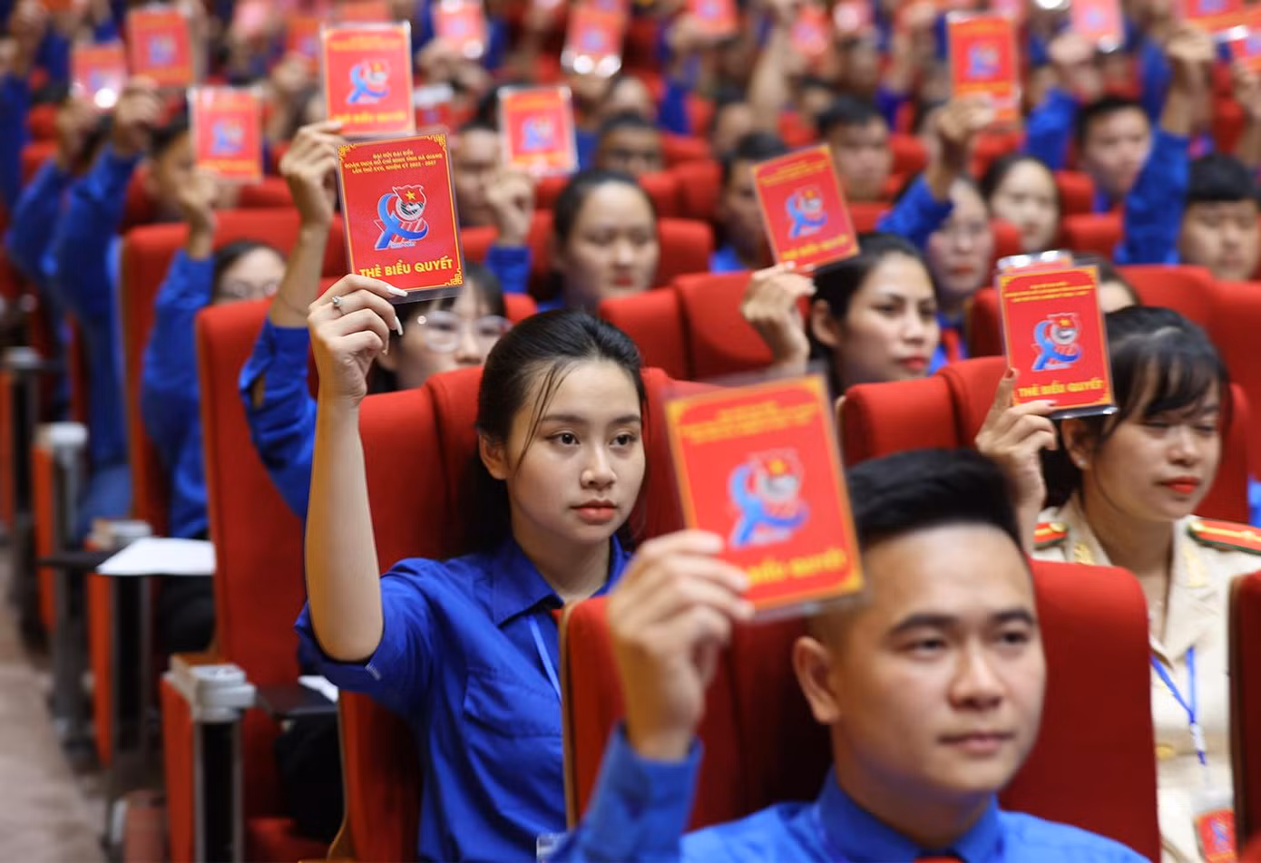 Các đại biểu biểu quyết thông qua chương trình đại hội