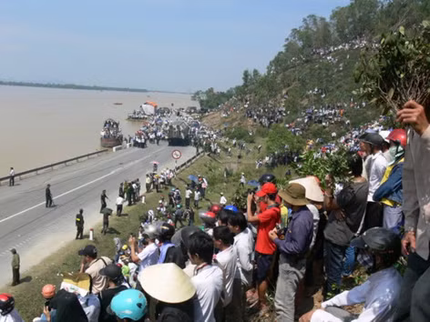 Người dân ken đặc bờ sông Lam trong vụ trôi xe khiến 20 người tử nạn (10/2010)