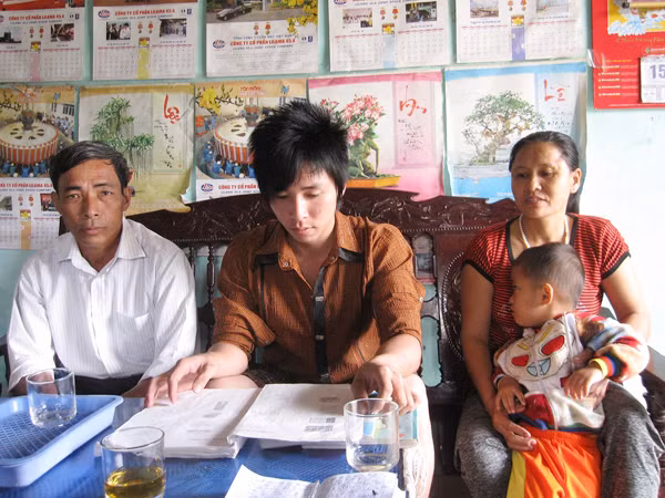 Võ Văn Thái (giữa) bỏ việc, học tiếng Hàn nhưng nay bị địa phương từ chối không cho dự thi. Ảnh: Minh Thùy. Võ Văn Thái (giữa) bỏ việc, học tiếng Hàn nhưng nay bị địa phương từ chối không cho dự thi. Ảnh: Minh Thùy