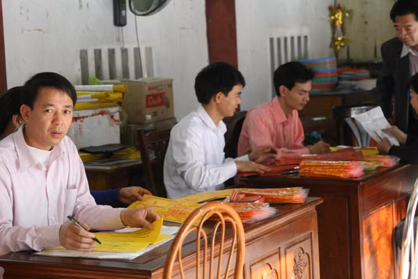 Bàn ghi danh dành cho những người đăng ký xin ấn
