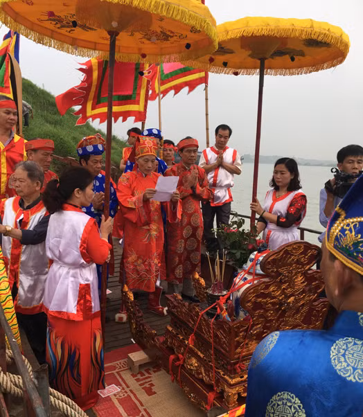 Tục lấy nước thiêng ở ngã ba sông Bạch Hạc tại lễ hội Bạch Hạc, đền Tam Giang.