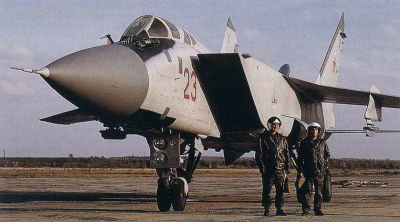 Kíp lái của một chiếc Mig-31B sau giờ bay huấn luyện chiến đấu (www.testpilot.ru).