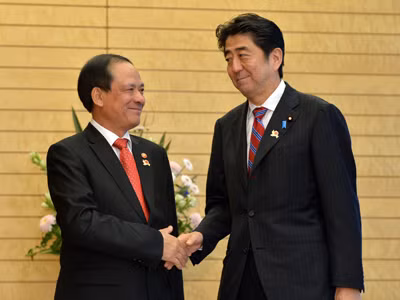 Ngày 5/11, tại Tokyo, Thủ tướng Nhật Bản Shinzo Abe (phải) có cuộc gặp với Tổng thư ký ASEAN Lê Lương Minh. Ảnh: TTXVN