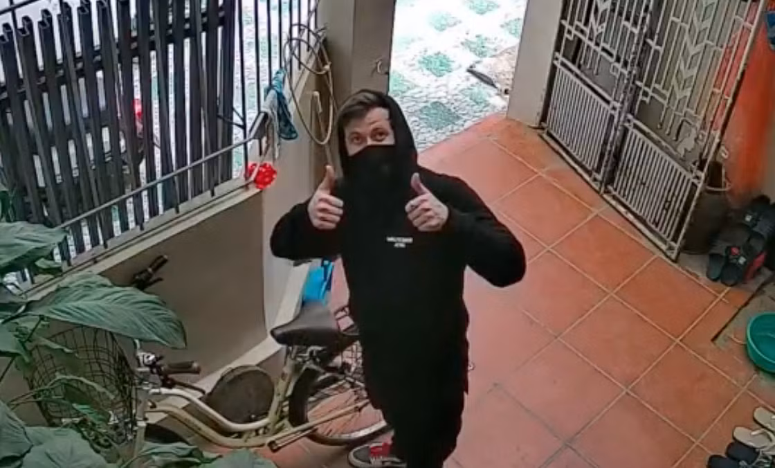 Alan Walker dắt chiếc xe đạp mới vào đúng vị trí bị trộm lấy mất, không quên tạo dáng trước CCTV. Alan Walker dắt chiếc xe đạp mới vào đúng vị trí bị trộm lấy mất, không quên tạo dáng trước CCTV.