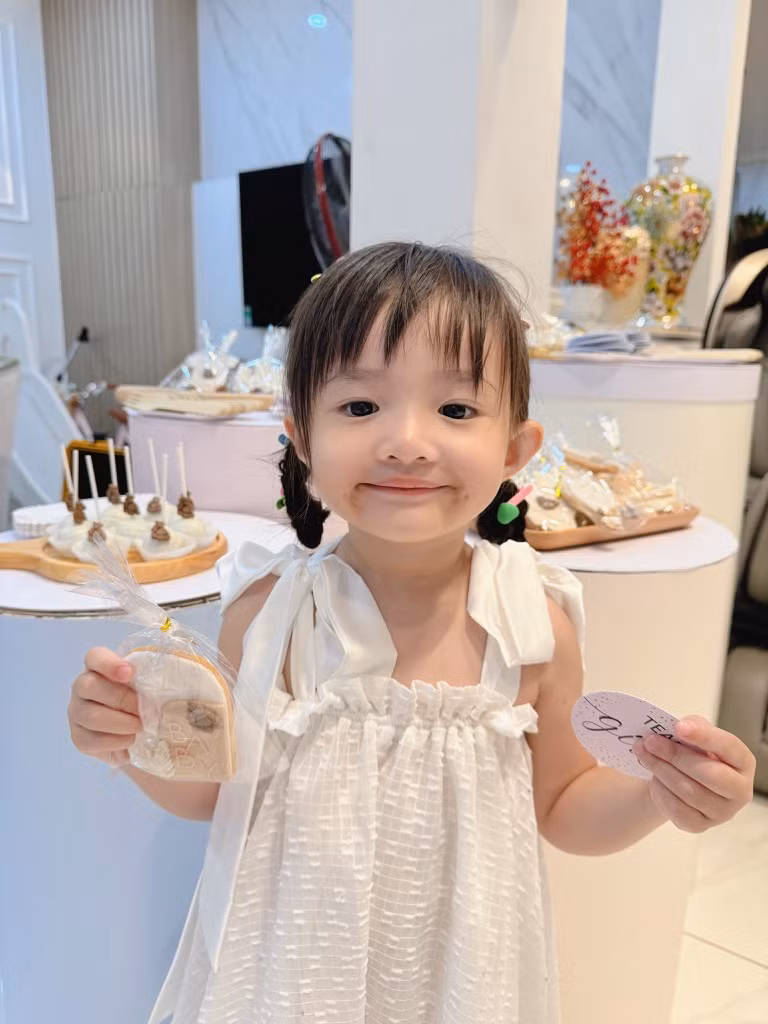Biểu cảm đáng yêu, tinh nghịch của Winnie khiến fan thích thú.