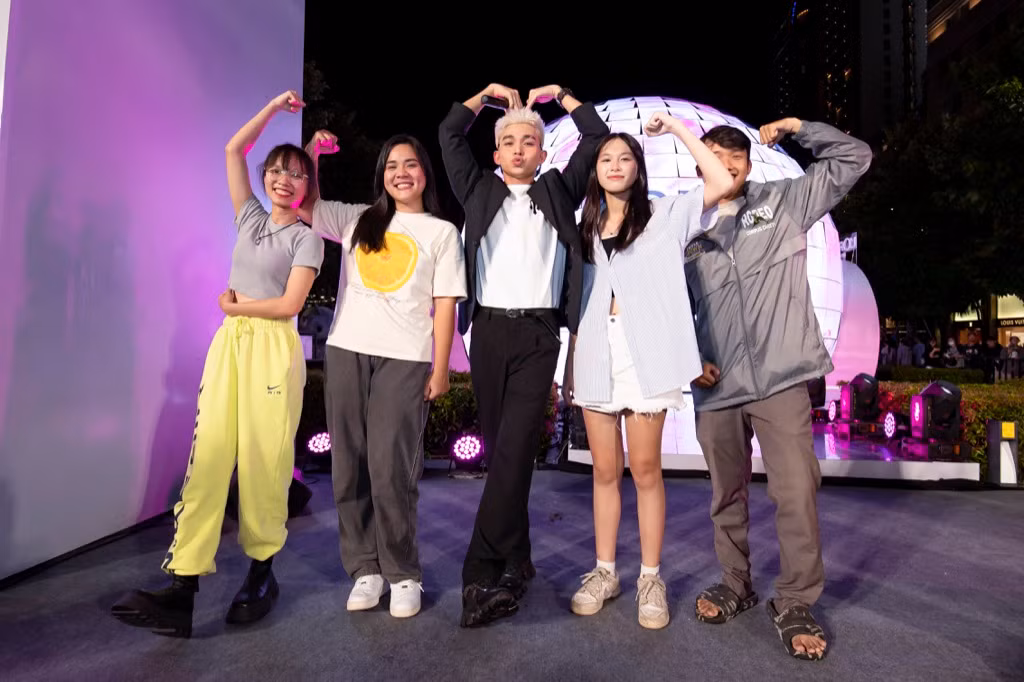 Jun Phạm nhiệt tình "pose" dáng cùng fan.