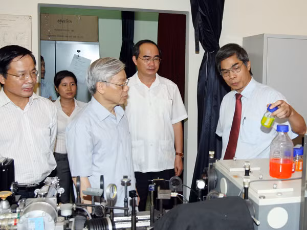 Tổng Bí thư Nguyễn Phú Trọng thăm Phòng thí nghiệm thuộc Viện khoa học vật liệu 