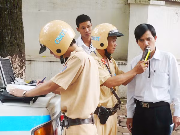Tổ CSGT khu vực Tăng Bạt Hổ - Phạm Đình Hổ kiểm tra nồng độ cồn chiều qua. Ảnh: Trọng Đảng