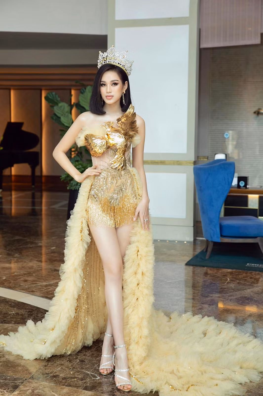 Thường xuất hiện với mái tóc dài bồng bềnh, mềm mại tựa nàng thơ và được khán giả khen hết lời với tạo hình đó. Nhưng khi thay đổi phong cách sang tóc ngắn ngang vai cá tính xuất hiện cùng vương miện quyền lực, Đỗ Thị Hà đã làm nhiều người ngỡ ngàng và không nhận ra.