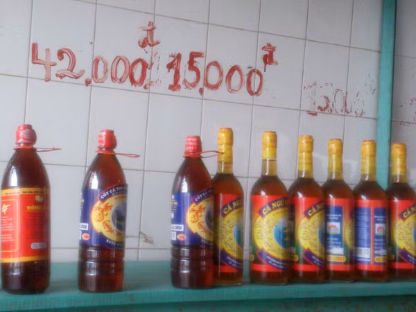 Nước mắm đã đóng chai thành phẩm tại cơ sở Đông Hải (71 Hồ Tùng Mậu, Mai Dịch, Cầu Giấy, Hà Nội). Ảnh: Tuấn Nguyễn