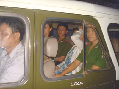 ... về trại tạm giam	Ảnh: Vạn Tiếp