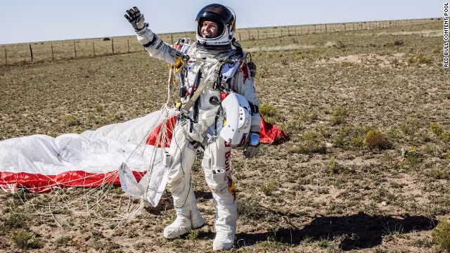 Baumgartner bung dù và tiếp đất an toàn