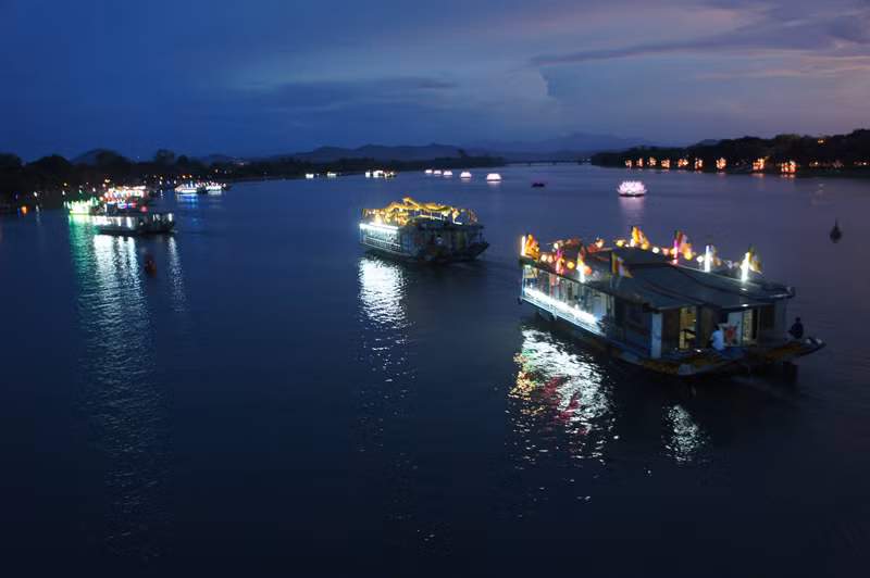 Thuyền hoa trên sông Hương