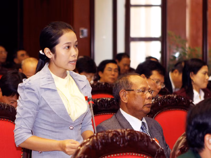 Đại biểu Quốc hội tỉnh Lâm Đồng Touneh Đrong Minh Thắm chất vấn Thống đốc Ngân hàng Nhà nước Nguyễn Văn Bình tại kỳ họp thứ hai, Quốc hội khóa XIII, ngày 24-11-2011 Ảnh: TTXVN