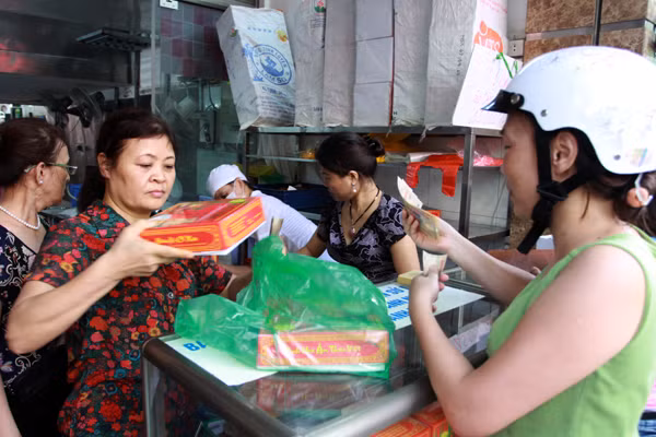 Chen nhau tại cửa hàng bánh trung thu Bảo Phương