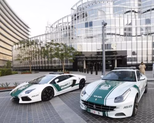 Chiếc Lamborghini Aventador và Ferrari FF