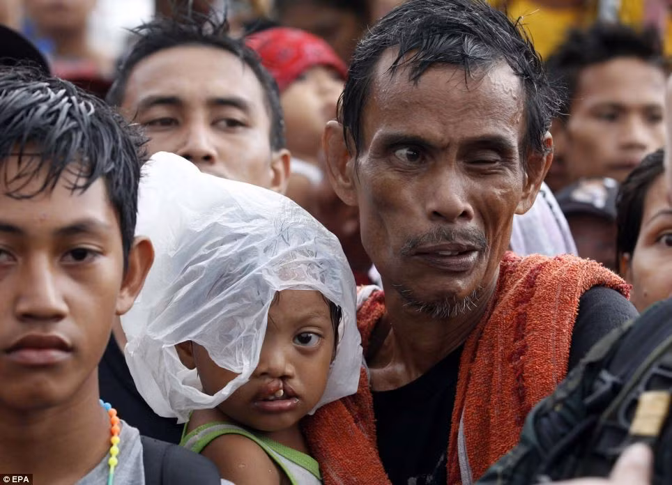 Người dân Philippines chờ đợi hàng cứu trợ