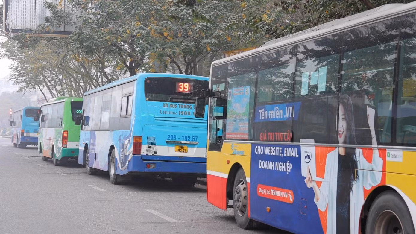Theo ghi nhận của phóng viên, dù là giờ cao điểm buổi sáng nhưng tại Bến xe buýt trước cổng công viên Nghĩa Đô (phường Dịch Vọng, quận Cầu Giấy) khá vắng vẻ.