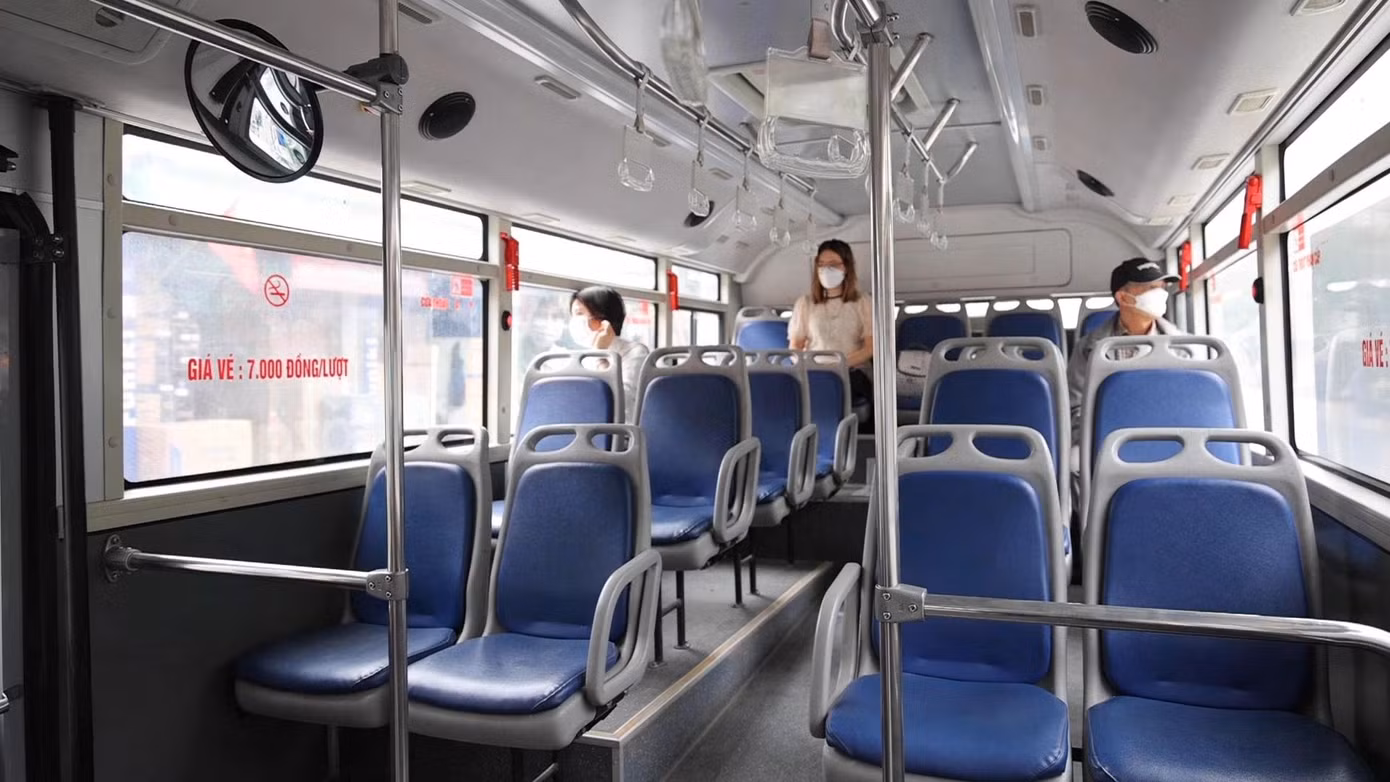 Trong những ngày qua, tại Hà Nội luôn vượt mức trên 10.000 ca nhiễm COVID-19. Tình trạng giao thông công cộng ảm đạm khác hẳn ngày thường.