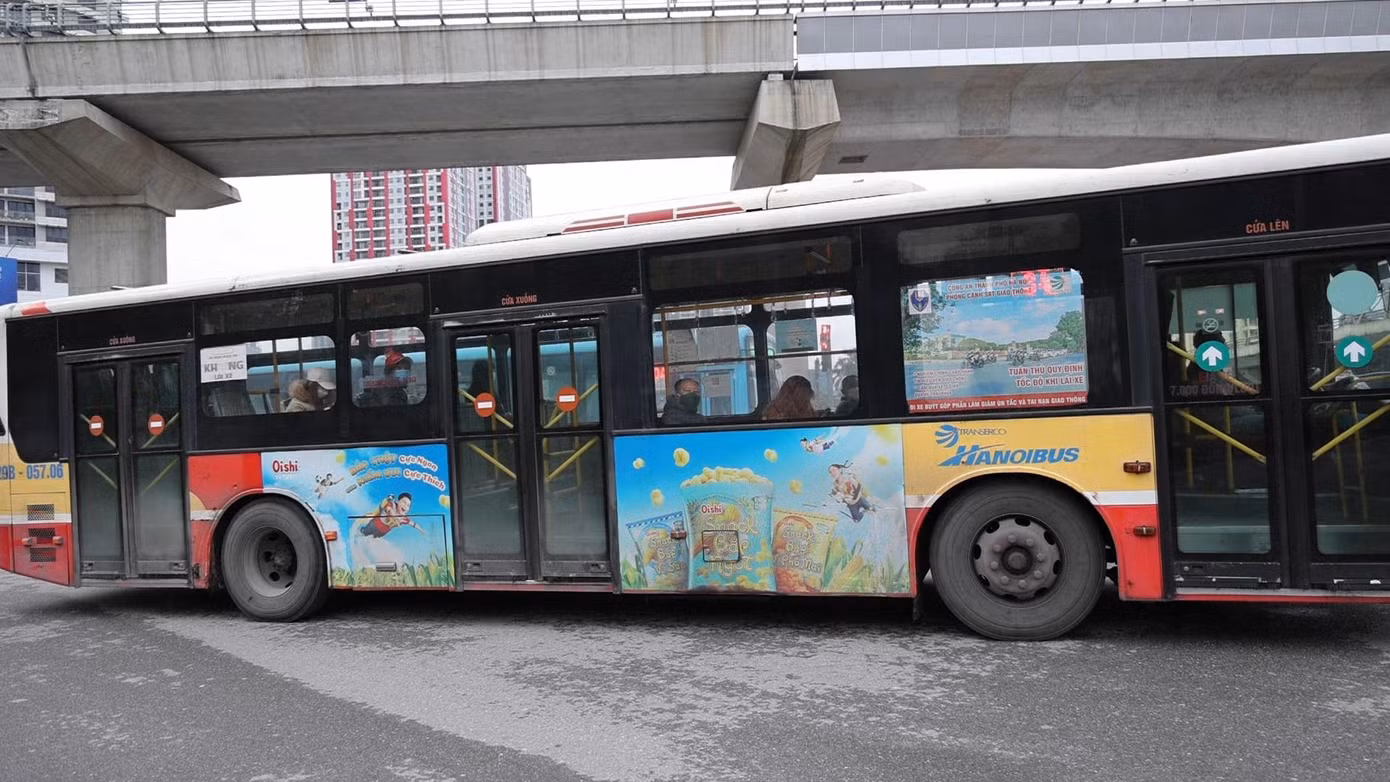 Theo đại diện Tổng công ty Vận tải Hà Nội (Transerco), trong tháng 1 và tháng 2, mặc dù dịch bệnh diễn biến phức tạp nhưng việc chạy lại 100% công suất xe giúp lượng hành khách đi xe buýt, và tần suất lượt chuyến xe buýt trong tháng tăng lên so với trước đó.